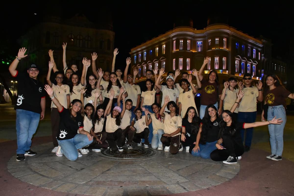 Crianças aprendendo em uma sala de aula moderna e tecnológica.