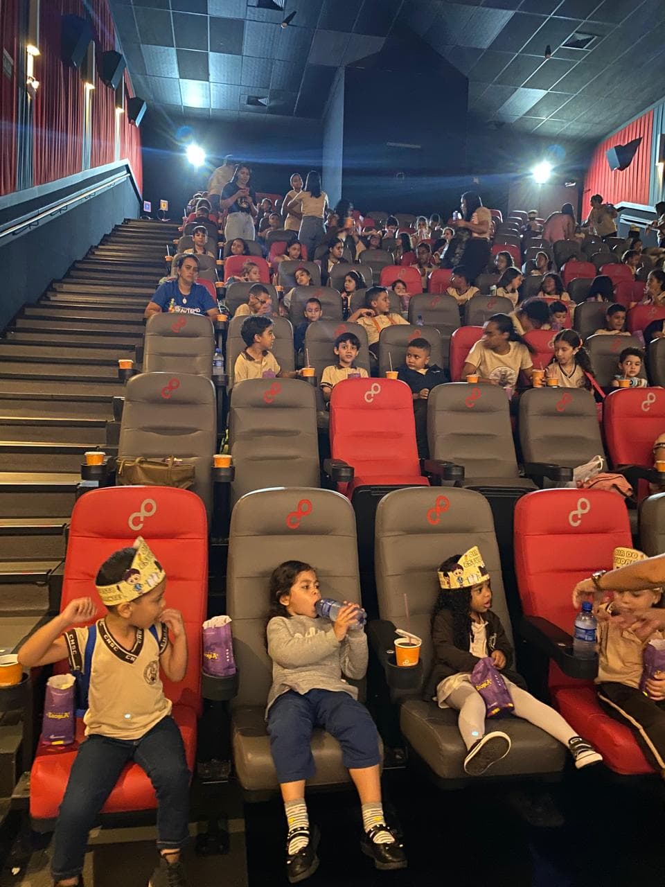 Equipe de basquete comemorando a vitória no campeonato.